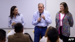 ARCHIVO: Edmundo González, candidato presidencial opositor, habla durante una reunión política junto a María Corina Machado, en Caracas, el 15 de junio. A sus espaldas, se ve el pizarrón en blanco que apareció manipulado en un video difundido en redes sociales.