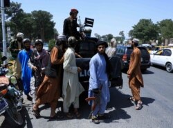Fuerzas talibanes patrullan una calle en Herat, Afganistán, el 14 de agosto de 2021.