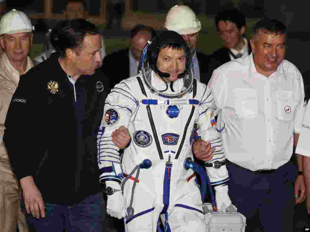 Rossiyalik kosmonavt Oleg Kononenko Qozog'istondagi Baykonur kosmodromida uchishga hozirlanmoqda, 23-iyul, 2015-yil.