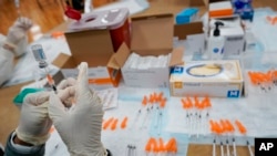 Une infirmière autorisée de Northwell Health remplit une seringue avec le vaccin Johnson & Johnson COVID-19 sur un site de vaccination pop-up, le Centre culturel islamique albanais, le 8 avril 2021, dans l'arrondissement de Staten Island à New York.