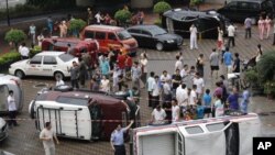 深圳抗議人士星期一掀翻了數輛日本牌子的汽車