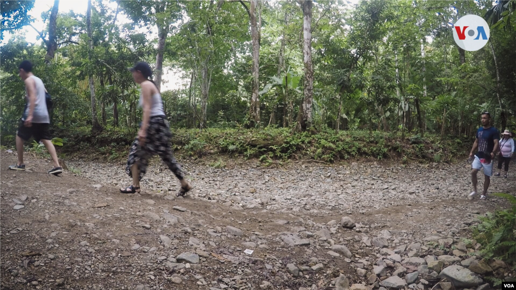 Migrantes cubanos dan inicio a su recorrido en Capurganá, en el corazón del Tapón del Darién, muchos de ellos van con pocas pertenencias, ya que en su camino han sido víctimas de criminales que los han despojado de todo.