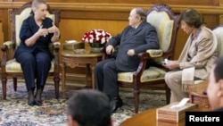 Presiden Aljazair, Abdelaziz Bouteflika menerima kunjungan Menlu AS Hillary Clinton di Algiers hari Senin (29/10).