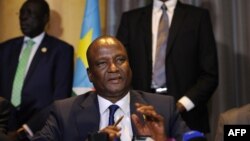 Le nouveau vice-président du Soudan du Sud, Taban Deng Gai (au centre) lors d'une conférence de presse le 17 août 2016 à Nairobi, Kenya. 