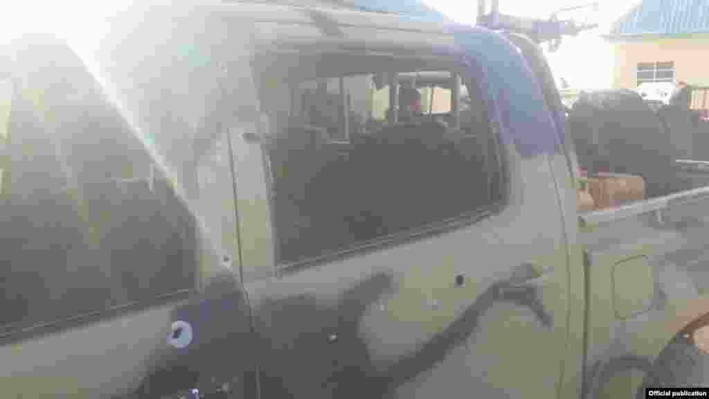 Mota Kirar Hilux Makare Da Galan Galan Cike Da Man Fetur Da Sojojin Najeriya Suka Kwace Daga Hannun 'Yan Kungiyar Boko Haram A Gwai Mainari Kusa Da Minok A Jahar Borno Yau Da Safe 