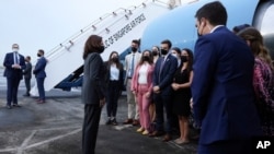 La vicepresidenta de EEUU. Kamala Harris parte de Singapur hacia Vietnam, el 24 de agosto de 2021.