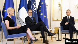 Генеральный секретарь НАТО Йенс Столтенберг. Слева от него – президент Финляндии Александр Стубб и журналистка Лаура Сарикоски. Хельсинки, 6 июня 2024 г.