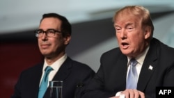 Le secrétaire américain au Trésor Steven Mnuchin et le président Donald Trump à Saint-Louis, le 14 mars 2018.