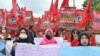 Para peserta aksi unjuk rasa memprotes RUU Cipta Kerja, berbaris menuju gedung parlemen di kawasan Senayan, Jakarta, 13 Januari 2020. (Foto: dok).