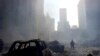 Un pompier marche dans les décombres du World Trade Center, à New York, le 11 septembre 2001.