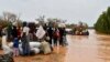 Des bateaux de la police sont utilisés pour transporter des personnes après les fortes pluies qui ont endommagé la route nationale 25 reliant Niamey aux provinces de Tillabéri et Tahoua, dans l'ouest du Niger, le 20 août 2024.