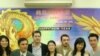 全体合照:后排左起林逸扬，张磊，加里维尔梅斯，林真华，普士梵，林丹扉，伍贤中;前排左起导演蕾施尔弗曼，剧作家黄哲伦
