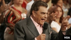 El popular presentador de Sábado Gigante, Mario Kreutzberger, no ha negado ni aceptado los cargos, aunque dijo que ya tiene a sus abogados trabajando en el caso.