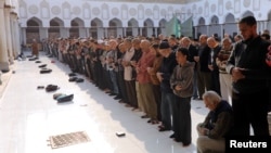 Les gens prient la prière Asr, à la mosquée Al Azhar dans le vieux Caire, Egypte, 25 novembre 2017.