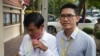  អតីត​អ្នក​សារព័ត៌មាន​​វិទ្យុ​អាស៊ី​សេរី​ប្រចាំ​រាជធានី​ភ្នំពេញ លោក​អ៊ួន ឈិន​ (ស្តាំ) និង​លោក យាង​ សុធារិន្ទ​ (ឆ្វេង)​ បាន​មកដល់​សាលា​ដំបូង​រាជធានី​ភ្នំពេញ​ កាល​ពី​ថ្ងៃ​ព្រហស្ប​តិ៍​​ ទី​០៣ ខែ​តុលា ឆ្នាំ​២០១៩​ ដើម្បីស្តាប់​ការប្រកាស​សាលក្រម​ ក៏ប៉ុន្តែតុលាក
