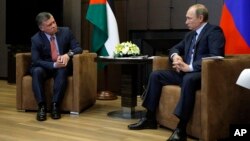 Presiden Rusia Vladimir Putin (kanan) dalam pertemuan dengan Raja Yordania, Abdullah-II di kota resor Sochi, Rusia Selasa (24/11).