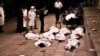 1989年6月4日北京复兴门医务人员查看被杀害的抗议者尸体。