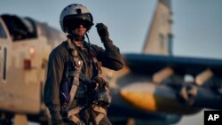 Пілот ВПС України біля штурмовика Су-25 на сході України. AP Photo/Libkos