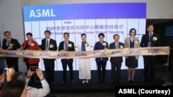 艾司摩爾（ASML）EUV全球技術培訓中心8月20日在台灣台南開幕， 左起為艾司摩爾客戶支援部門副總裁戴孫金（左一）、荷蘭在台辦事處副代表貝莉莎( Lisette Hurkmans-Berkers)（左二）、台積電晶圓廠營運王英郎副總經理（左三）、ASML全球副總裁暨台灣區總經理陳文光（左四）、台灣經濟部王美花部長（中）。（艾司摩爾提供照片）