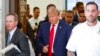 El expresidente estadounidense Donald Trump habla con los medios de comunicación durante el segundo día de su juicio por fraude civil en Nueva York EEUU, el 3 de octubre de 2023.