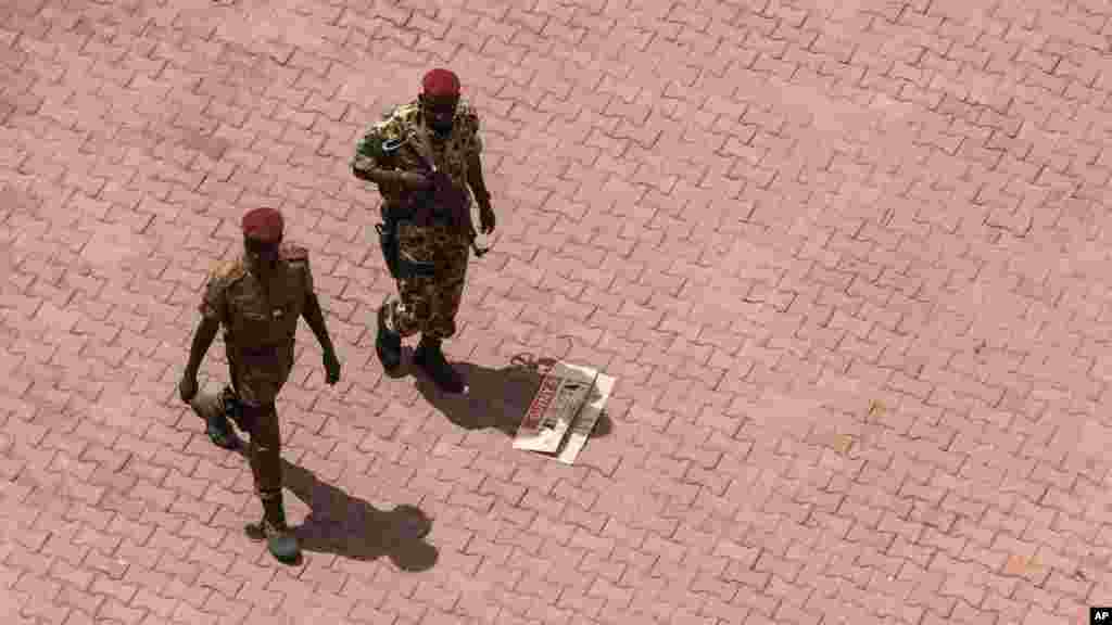 Des militaires de l’armée burkinabè patrouillent près de l'entrée de l'hôtel Laico après le récent coup à Ouagadougou, au Burkina Faso, 20 septembre 2015.