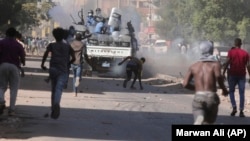 Des Soudanais affrontent la police lors d'une manifestation contre le coup d'État militaire, à Khartoum, au Soudan, mercredi 17 novembre 2021. 