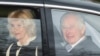 El rey Carlos III acompañado de su esposa Camila un día después de ser dianosticado con cáncer de próstota, en su primer acto público, luego de someterse a un proceso de corrección por agrandamiento de próstata en Londres.