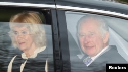 El rey Carlos III acompañado de su esposa Camila un día después de ser dianosticado con cáncer de próstota, en su primer acto público, luego de someterse a un proceso de corrección por agrandamiento de próstata en Londres.