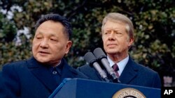 1979年1月29日，美國總統吉米·卡特和中國國務院副總理鄧小平在華盛頓白宮外面。