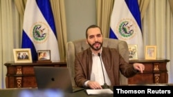 El presidente de El Salvador, Nayib Bukele, durante la transmisión de una cadena nacional desde la Casa Presidencial.