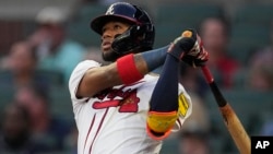 El pelotero venezolano Ronald Acuña Jr. conecta un jonrón contra los Filis de Filadelfia en un juego del 19 de septiembre de 2023. En la temporada regular, bateó 41 jonrones y robó 73 bases, con un promedio ofensivo de .337.