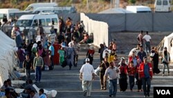 Más de 12.000 sirios huyeron a Turquía, y cientos más al Líbano.