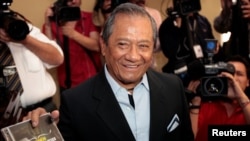 El cantante mexicano Armando Manzanero muestra su nuevo disco durante una conferencia de prensa en la Ciudad de México el 26 de agosto de 2008. 