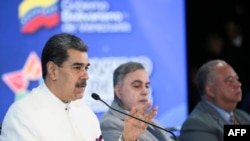 El presidente de Venezuela, Nicolás Maduro (izq.), hablando junto al fiscal general, Tarek William Saab (c.), y al presidente del CNE, Elvis Amoroso, en Caracas, el 5 de diciembre de 2023. FOTO AFP / PRESIDENCIA VENEZOLANA / FRANCISCO BATISTA
