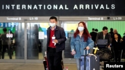 Putnici napuštaju aerodrom u Los Angelesu po dolasku iz Šangaja, 26. januara 2020. (Foto: Reuters/Ringo Chiu) 