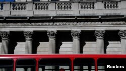 Un autobús pasa por el Banco de Inglaterra, en Londres, el 23 de marzo de 2020.