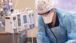 Un trabajador de la salud atiende a un paciente con un ventilador en la Unidad de Cuidados Intensivos de Baptist Health Floyd el 7 de septiembre de 2021 en New Albany, Indiana.