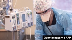 Seorang petugas kesehatan merawat pasien yang menggunakan ventilator di Unit Perawatan Intensif Baptist Health Floyd pada 7 September 2021 di New Albany, Indiana. (Foto: Getty Images via AFP)