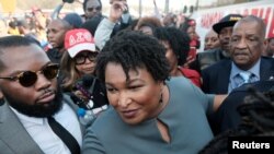 El 2 de marzo de 2020, la activista Stacey Abrams habla a la prensa luego de cruzar el famoso puente de Selma, en el 55 aniversario del 'Domingo Sangriento' de la lucha por los derechos civiles en 1965.