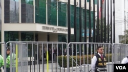 位於秘魯首都利馬的海豚會議中心飯店外以搭起柵欄，保安升級。 (美國之音記者李逸華拍攝，2024年11月15日)