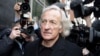 John Pilger, periodista y documentalista que cubrió el Jemer Rojo en Camboya, muere a los 84 años