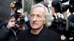 ARCHIVO - El periodista John Pilger, defensor del fundador de Wikileaks Julian Assange, llega a la corte de Westminster en Londres, para la audiencia de fianza de Assange, el martes 14 de diciembre de 2010. 