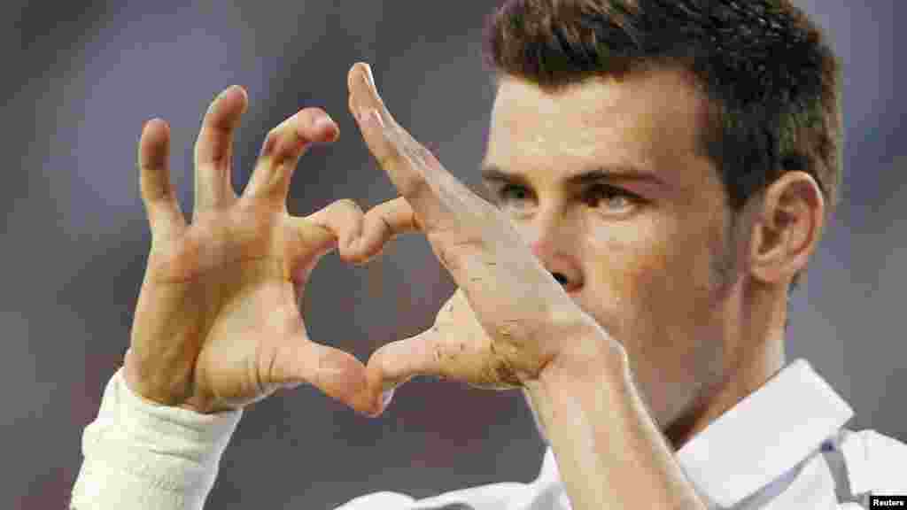 Gareth Bale Cette année, le Gallois joue avec le Real Madrid, il reste le deuxième joueur le mieux payé de son équipe derrière Cristiano Ronaldo. Il reçoit chaque année 24,5 millions d'euros dont 14 millions d'euros de salaire fixe.