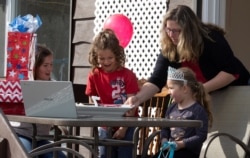 Millones de familias en el mundo se han adaptado al uso de plataformas de videoconferencias para realizar actividades que antes de la pandemia era común hacerlas en grupo, como celebraciones de cumpleaños, bodas o compartir entre amigos.