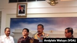 Menteri Koordinator Perekonomian Darmin Nasution di kantor Presiden, Jakarta, Kamis, 11 Februari 2016, menjelaskan soal paket ekonomi jilid 10. (VOA/Andylala)