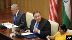 (Chapdan o'ngga) AQSh Mudofaa vaziri Jim Mattis, AQSh Davlat kotibi Mayk Pompeo va Hindiston Tashqi ishlar vaziri Sushma Svaraj. Hindiston, 2018-yil, 6-sentabr.
