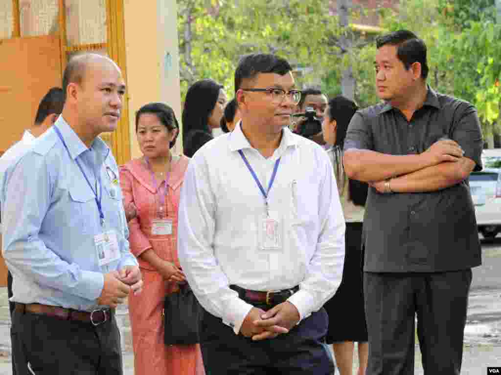 លោកហ៊ុន ម៉ានី ប្រធានសហភាពសហព័ន្ធយុវជនកម្ពុជា និងលោកហង់ ជួនណារ៉ុន រដ្ឋមន្រ្តីក្រសួងអបរំត្រួតពិនិត្យវិញ្ញាសារនៃ ការប្រលងមធ្យមសិក្សាទុតិយភូមិ នៅវិទ្យាល័យព្រះស៊ីសុវត្ថិ នៅថ្ងៃច័ន្ទ ទី២២ ខែសីហា ឆ្នាំ២០១៦។ (ឡេង ឡែន/VOA)