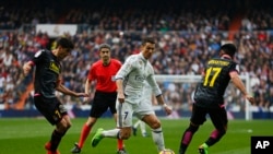 Cristiano Ronaldo du Real Madrid, au centre, lors d'un match de la Liga espagnole au stade Santiago Bernabeu à Madrid, 18 février 2017. 