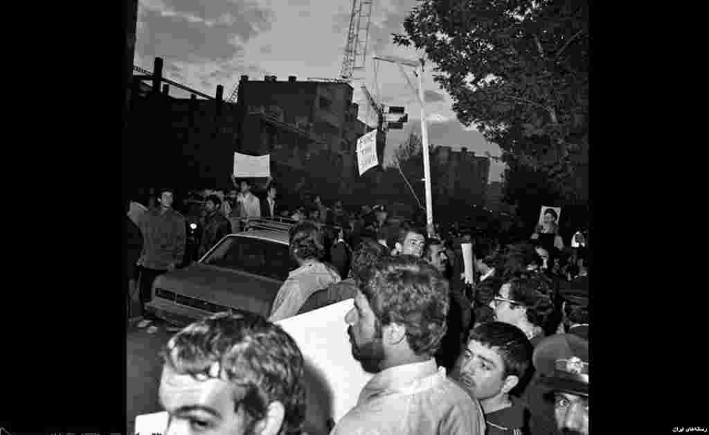 همزمان با خشونت انقلابیون در قتل و عام مقامات نظام پهلوی، تجمع کنندگان هم برای محمدرضا شاه پهلوی در بیرون سفارت آمریکا چوبه دار برپا کرده و خواستار تحویل او به انقلابیون بودند. 