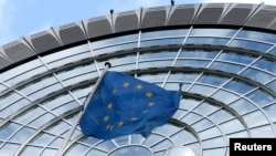 An European Union flag flutters outside of the European Parliament in Brussels October 12, 2012.​Members of the European Union’s parliament are calling for the Cambodian government to conduct an investigation into allegations of fraud in July’s election.